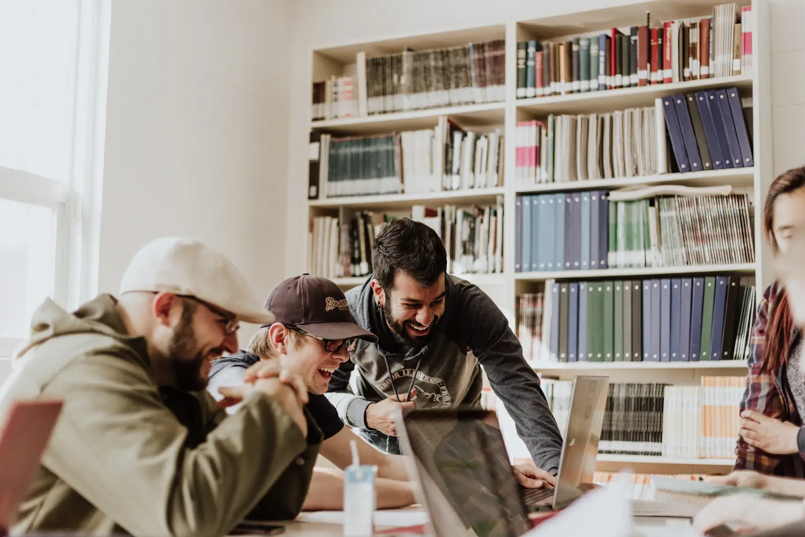 Étudiants travaillant ensemble sur un projet